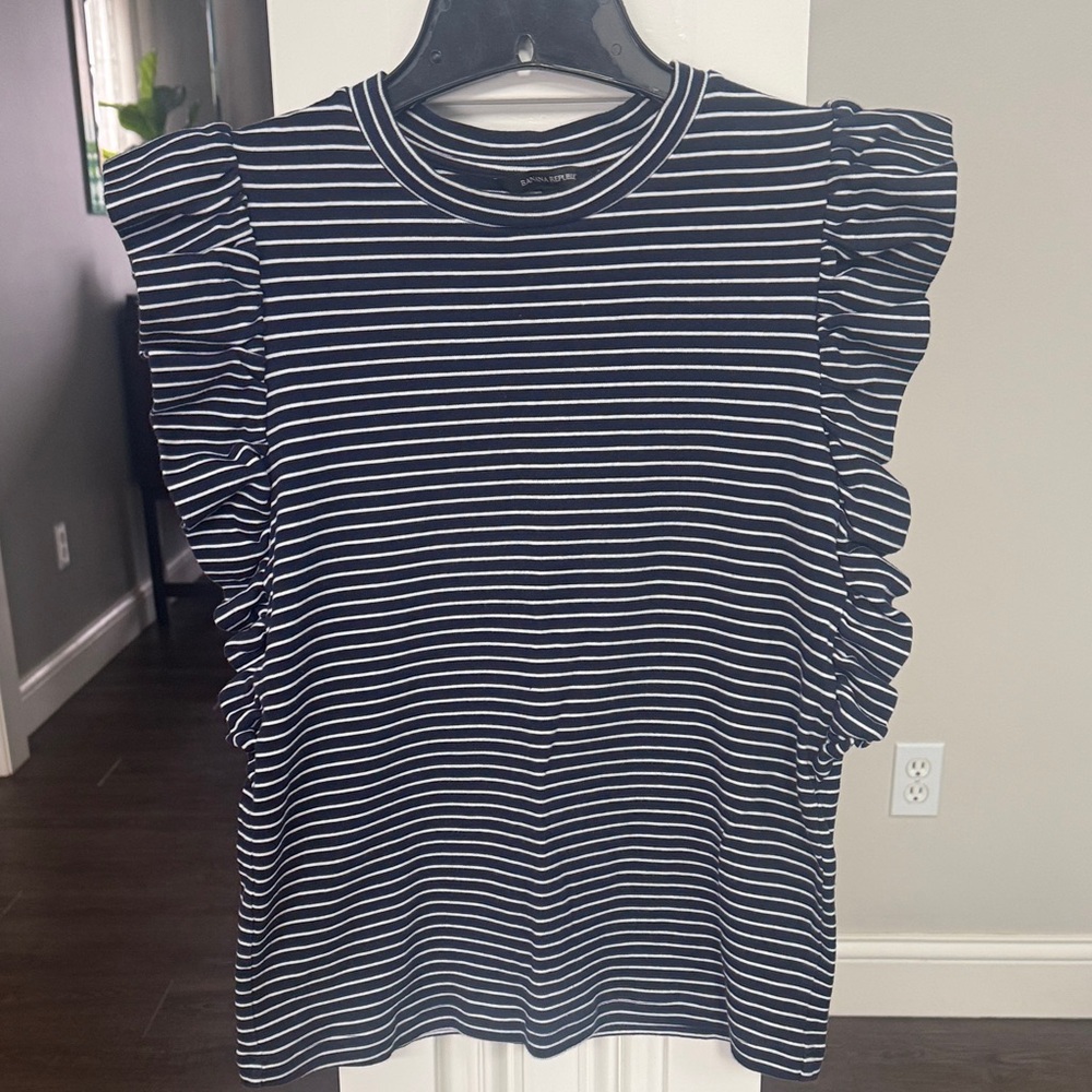 Banana Republic adorable navy and white ruffled top XS